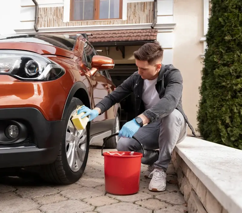 Lavage auto à domicile Chambost-Longessaigne : professionnel intervenant sur un véhicule